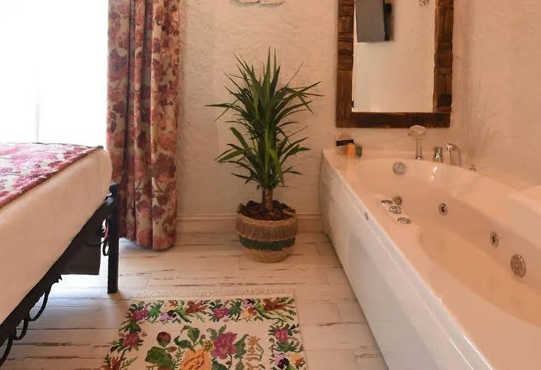 Alaçatı Aura Plus İzmir 2*,